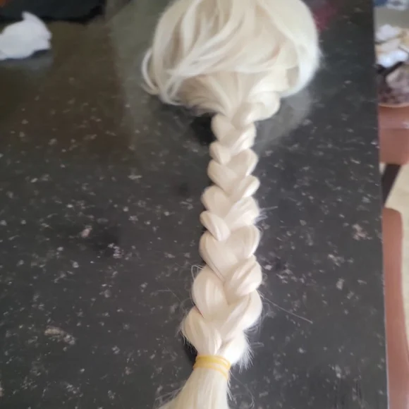 Disney Frozen Elsa wig - Picture 2 of 3